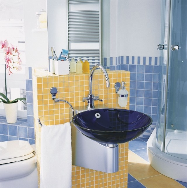 Idée déco salle de bains combinaison de couleur bleue et jaune