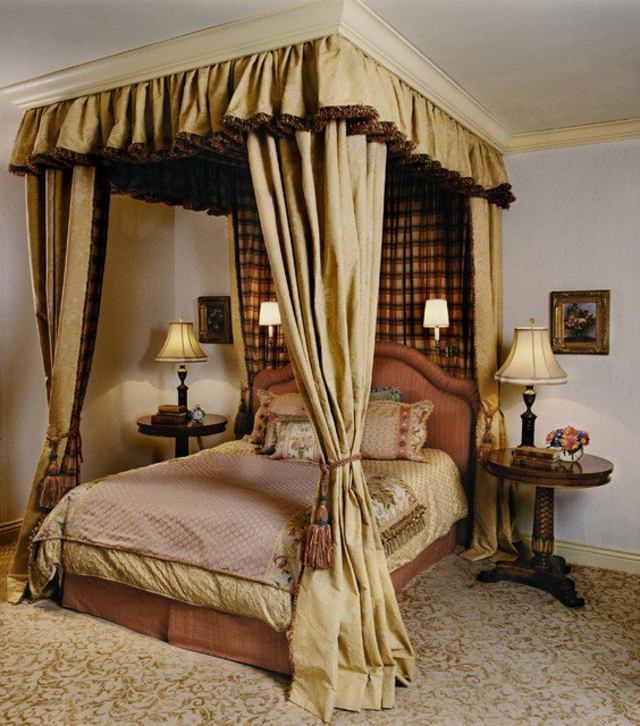 Le lit Ã  baldaquin pour un sommeil royal