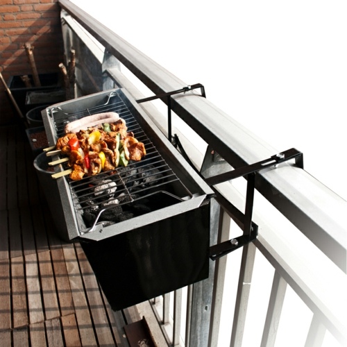 barbecue au charbon sur un balcon