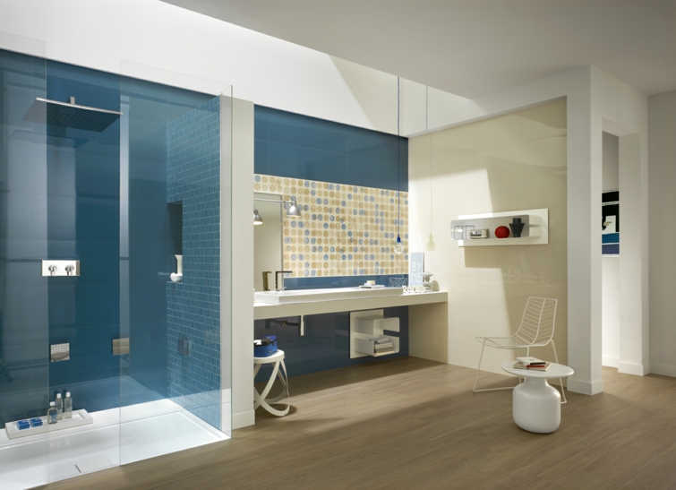 salle de bain de déco contemporaine avec du carrelage bleu