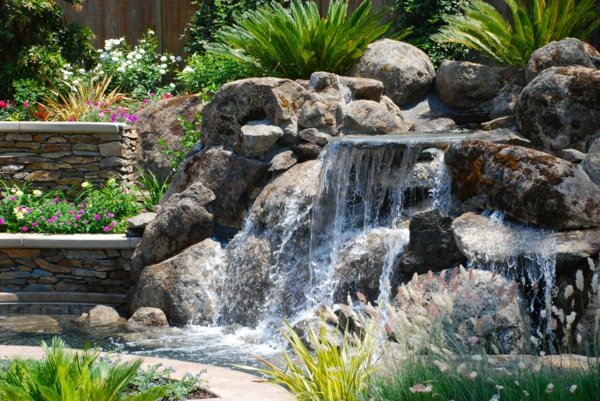 Une cascade de jardin ? — Bassins jardins aquatiques