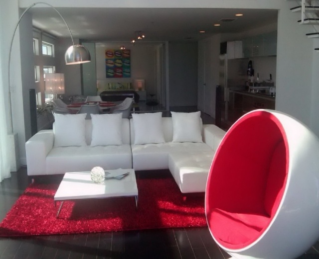 déco-salon-couleur-rouge-idée-originale-canapé-blanc-table-tapis