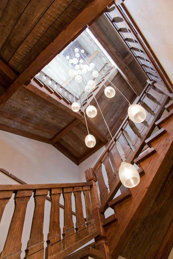 escalier bois reliant etages luminaire suspendu