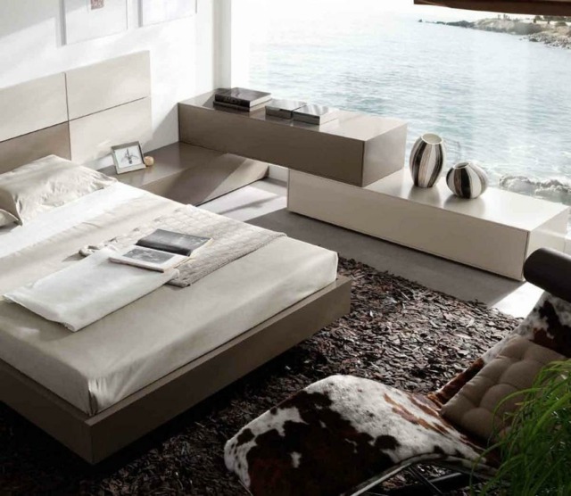 idées déco chambre à coucher idées-déco-chambre-coucher-couleurs-naturelles-tapis-chocolat-mobilier-blanc-baige-chaise-longue-aspect-fourrure