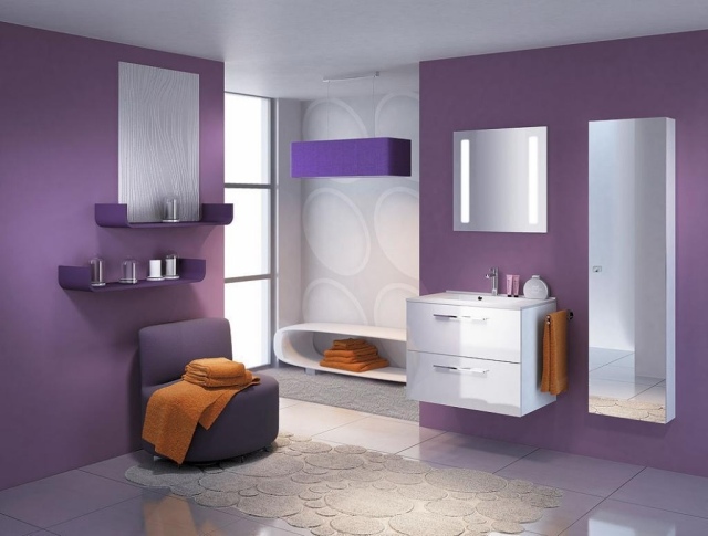 peinture salle de bains en couleur violette sous lavabo en couleur 