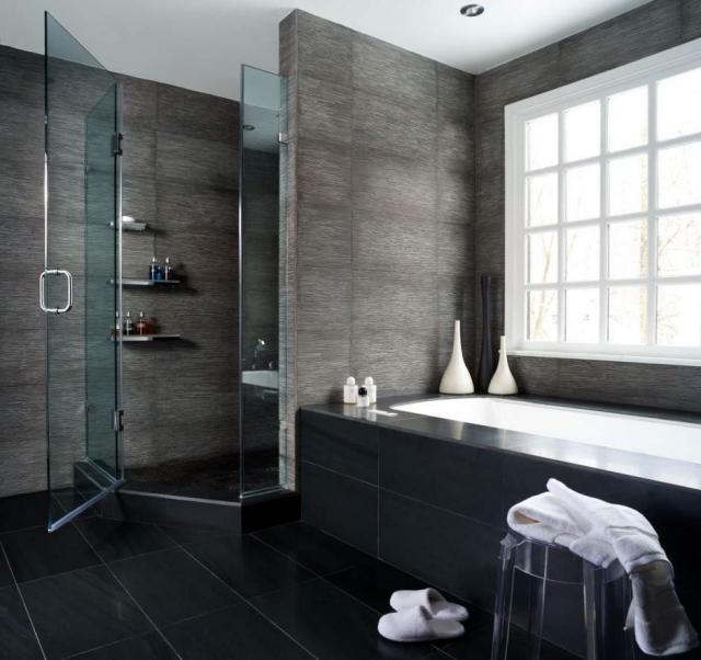Petite salle de bain grise avec combiné de douche encastré