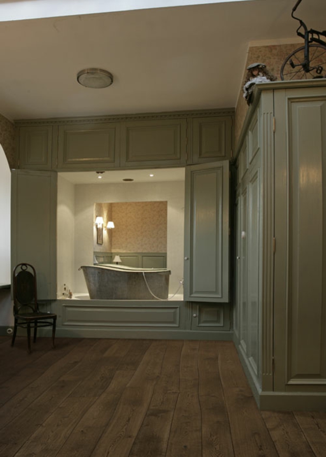 Salle de bain avec plancher de bois