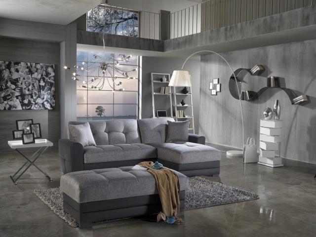 tapis-gris-salon-canapés-gris-lampe-poser-blanche-étagère-murale-métallique