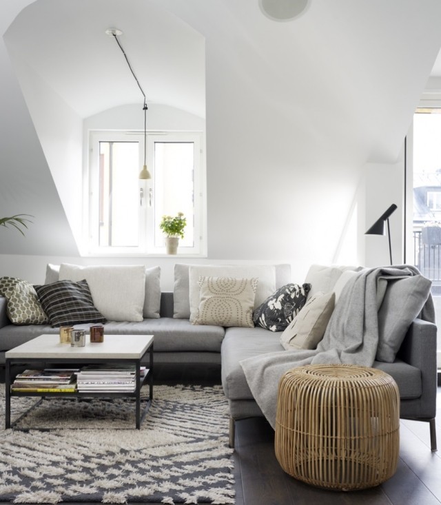 tapis-gris-salon-motifs-blancs-canapé-gris-clair-coussins-décoratifs-table-blanche tapis gris