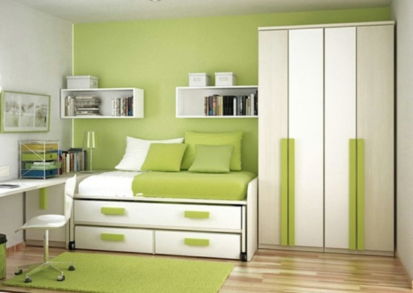 aménagement petite chambre idée lit armoire blanche en bois chaise blanche étagères bureau blanc 