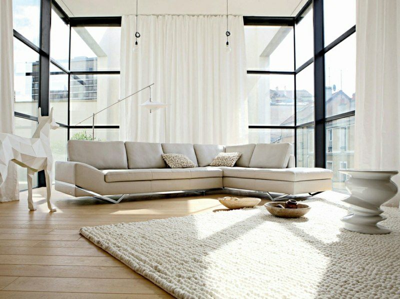 idée aménagement salon mobilier design canapé blanc en cuir coussins tapis de sol table basse