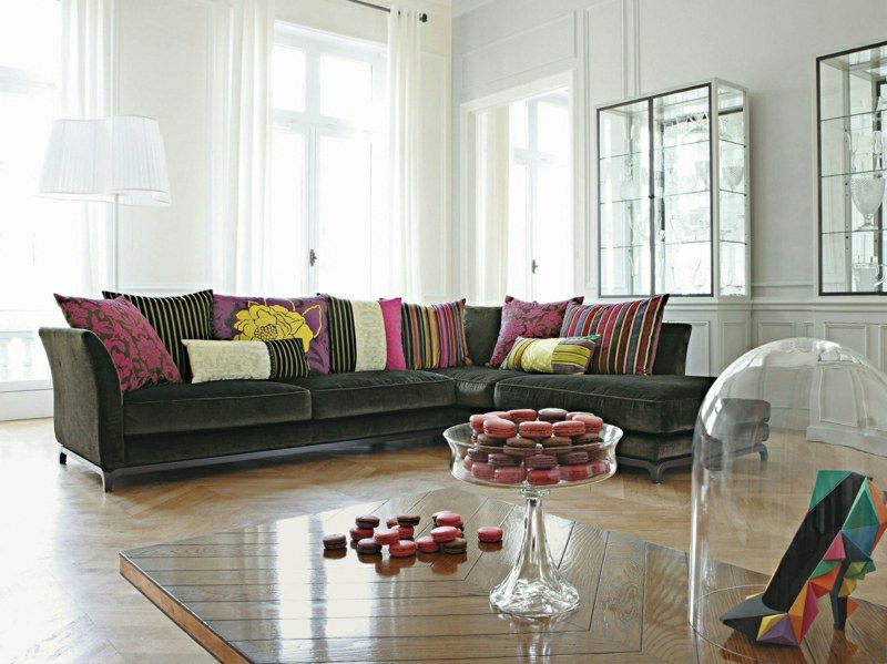salon canapé gris foncé coussins aux motifs floral table de salon basse en bois macarons