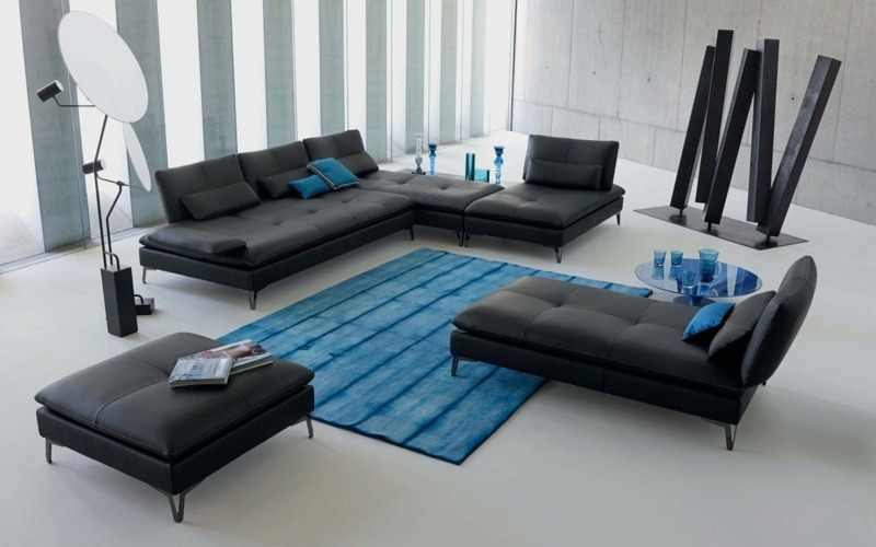 idée salon aménagement tapis de sol bleu canapé noir table basse bleue pouf noir en cuir 