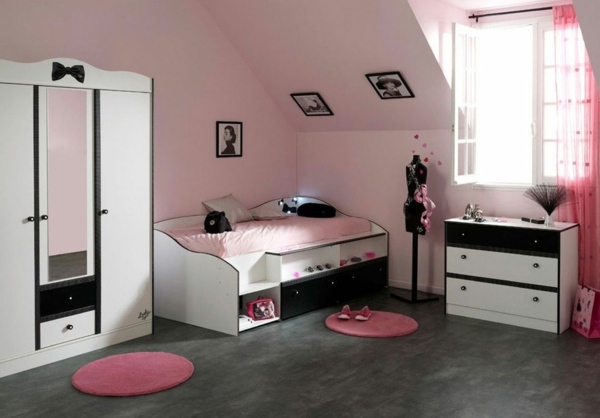 idée chambre aménagement rose tapis de sol noir portrait 