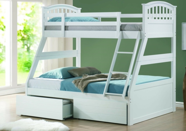 design simple avec deux lits et échelle bois