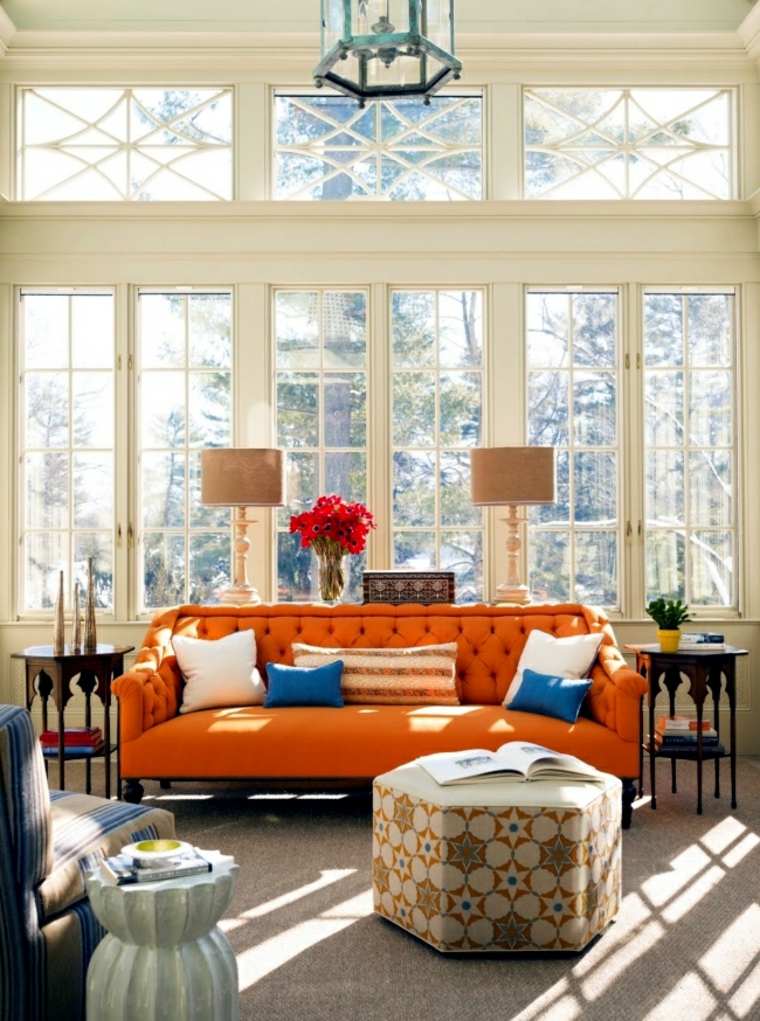 mélange de styles en déco canapé orange tabouret design tapis de sol