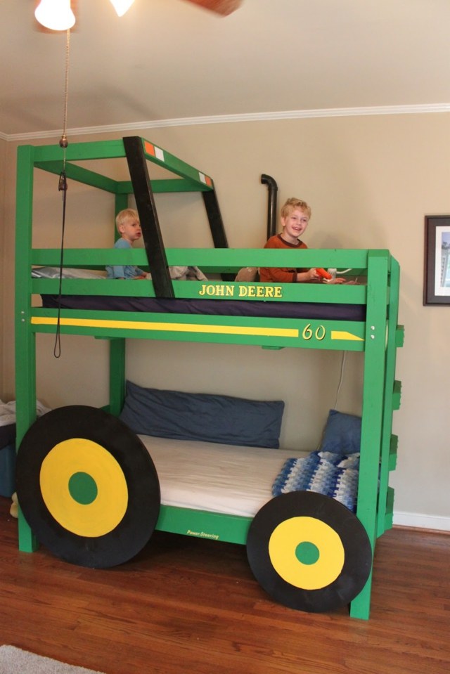 lit enfants en forme de tracteur géant
