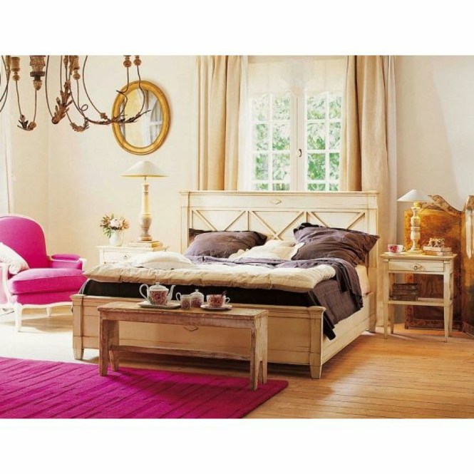 design paris chambre à coucher aménagement miroir fauteuil rose tapis de sol table basse bois