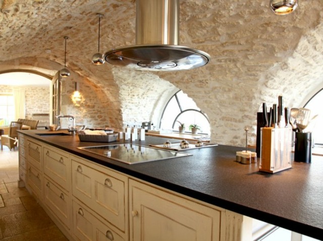 cuisine avec îlot central italienne pierre acier maison