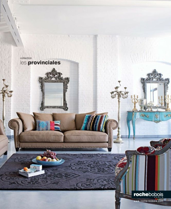 salon design roche bobois canapé design marron coussins tapis de sol noir fauteuil miroir mural