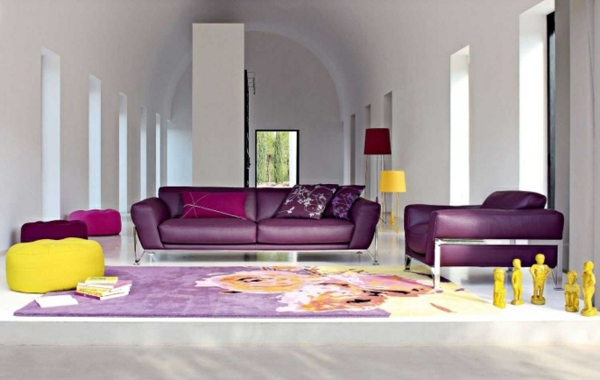 salon déco roche bobois canapé cuir violet pouf jaune tapis de sol
