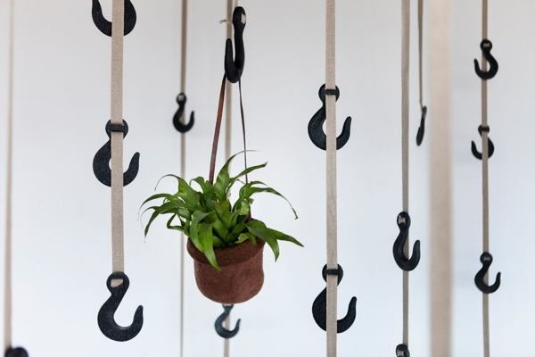 crochets suspendus pour y accrocher plantes et vêtements