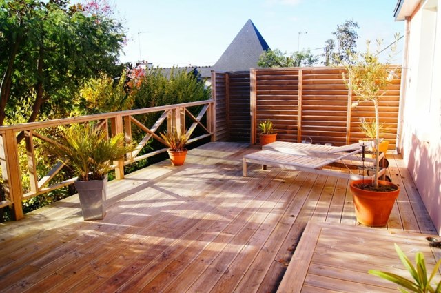 aménagement terrasse chaise longue en bois idée déco espace extérieur maison