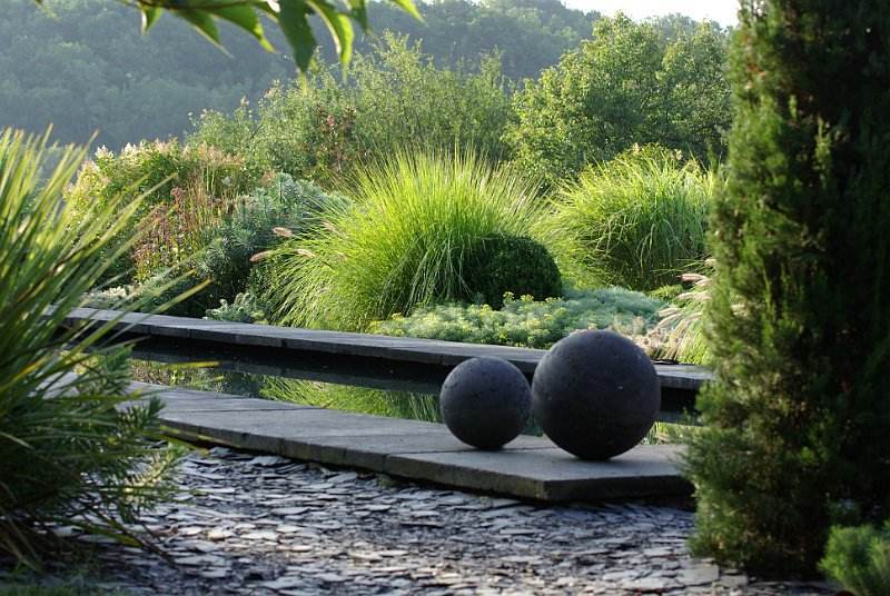 déco jardin boule en métal idée d'aménagement extérieur jardin moderne design
