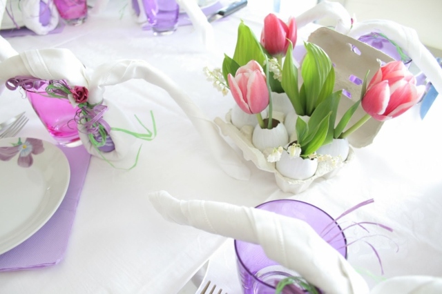 pâques oeuf déco originale tulipe fleurs assiette verre serviette blanche