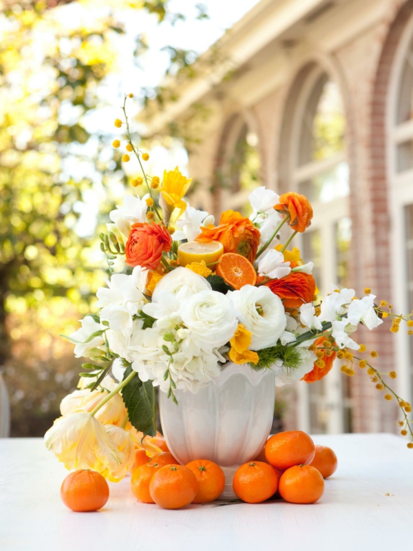 déco table pâques fleurs bouquet de fleurs blanches oranges 