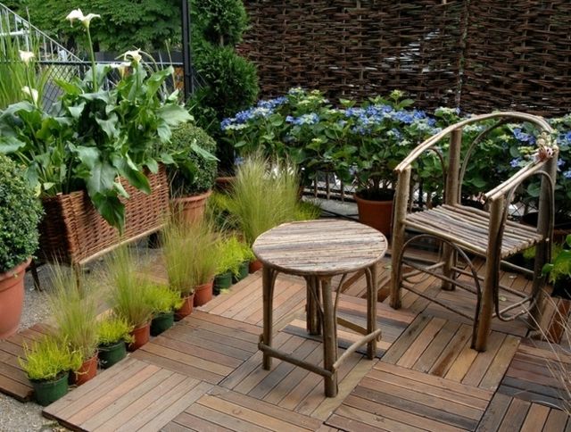déco terrasse mobilier en bois aménagement petit espace extérieur déco plante