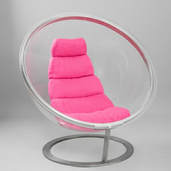 fauteuil en plexiglas transparent design coussin rouge 