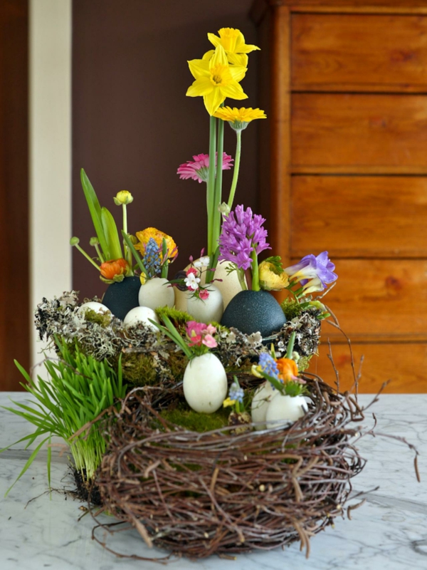 pâques déco œufs fleurs idée déco table florale