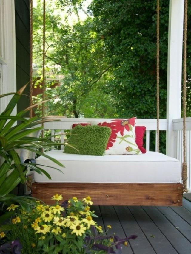 lit en bois suspendu idée aménagement terrasse coussin dormir extérieur