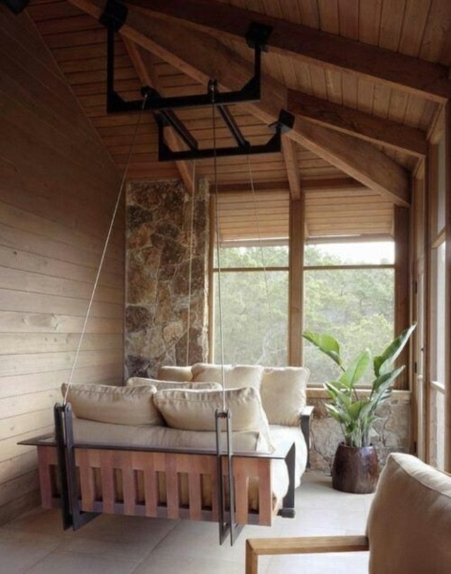 lit suspendu design bois maison coussins blanc plante 