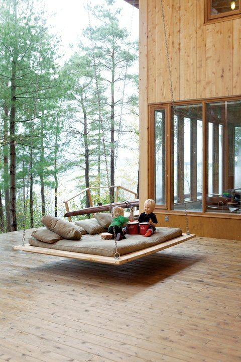 aménagement terrasse lit suspendu en bois enfant confort extérieur