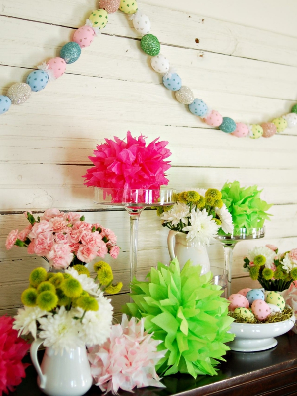 décoration table festive guirlande œuf de pâques fleurs bouquet vase