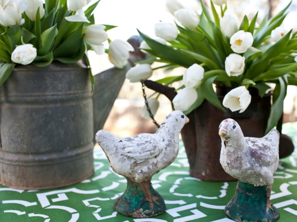 idée déco pâques bouquet de fleurs blanches vase en métal figurine oiseau
