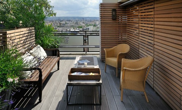 jardin aménagement idée terrasse balcon banc en bois table basse de jardin fauteuil en résine tressée