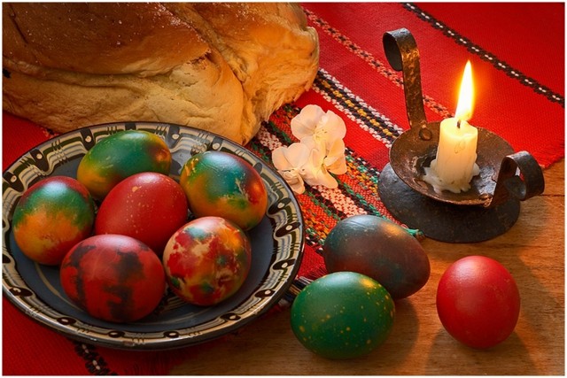 oeuf de paques tradition russe pain de paques bougie déco table de paque fleurs