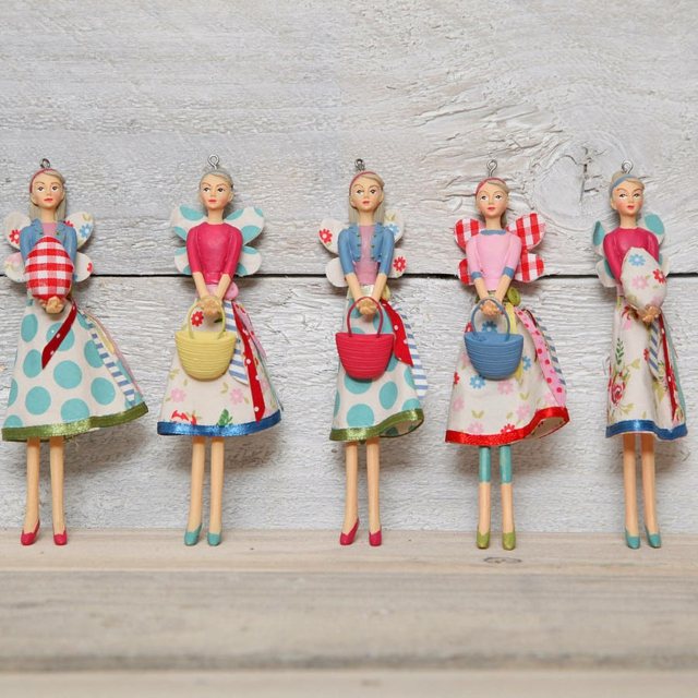 idée de déco porte pâques figurines plastique petites fées déco maison festive