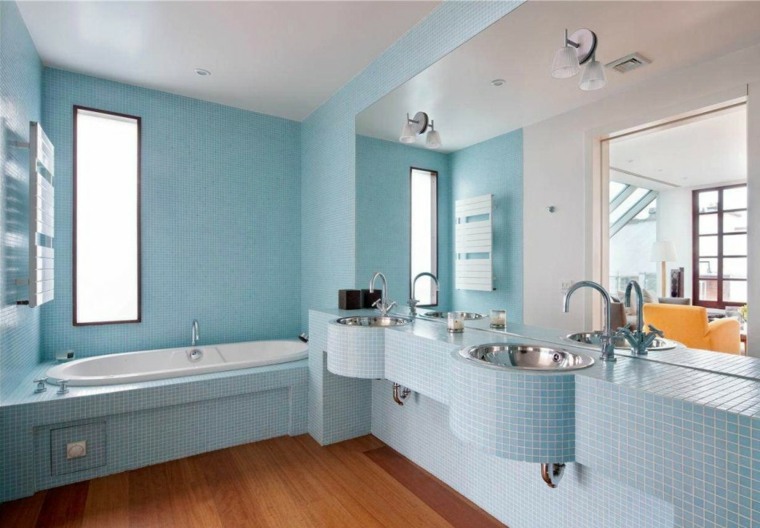 carrelage bleu tendance baignoire idée miroir 