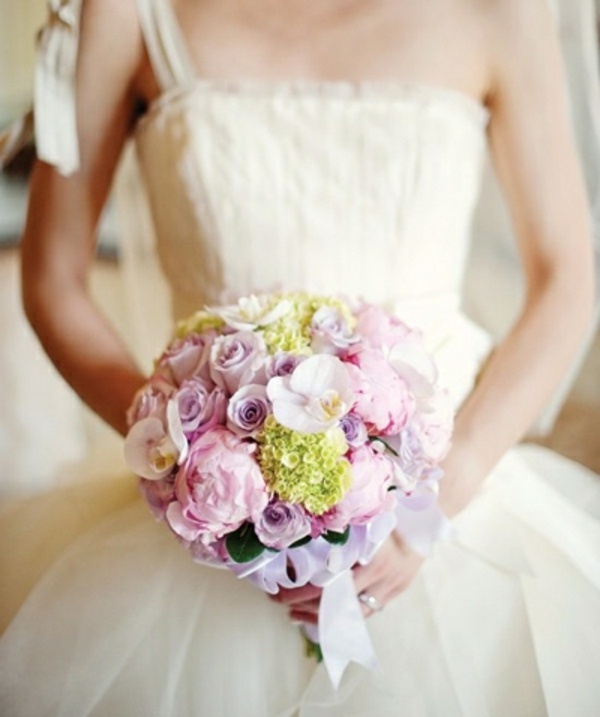 idée bouquet de mariée fleurs roses blanches robe de mariée