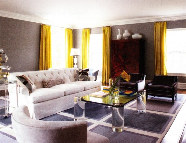 canapé blanc rideaux jaune salon déco fauteuil noir en cuir tapis de sol table de salon en verre