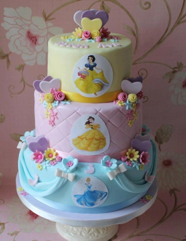 gâteau princesse idée anniversaire fille bleu rose jaune roses