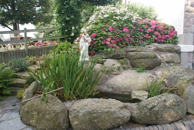 vue petite decoration jardin pierres statue