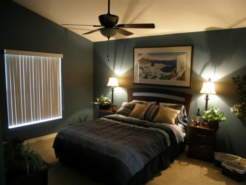 chambre à coucher masculine lumières tamisées murs peints bleu pétrole