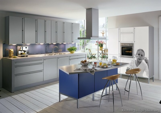 design moderne cuisine aménagement cuisine grise bleue tabouret en bois îlot de cuisine inoxydable