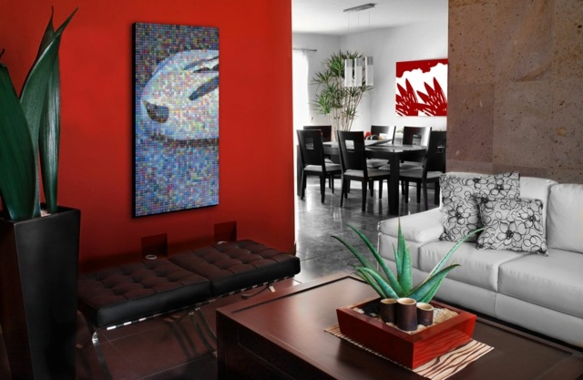 salon mur rouge déco tableau canapé blanc en cuir table en bois design
