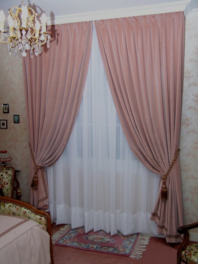 rideaux rose pâle design luminaire luxueux tapis de sol aux motifs 